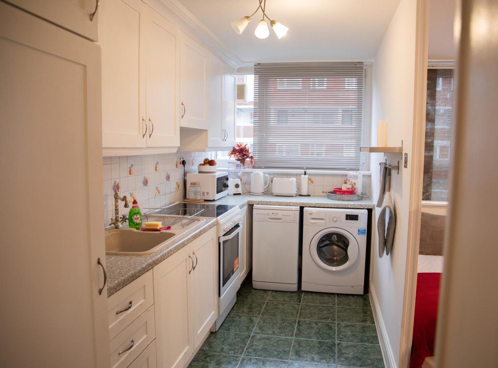 Bright And Spacious One Bedroom Apparment, Free Parking Londra Exterior foto