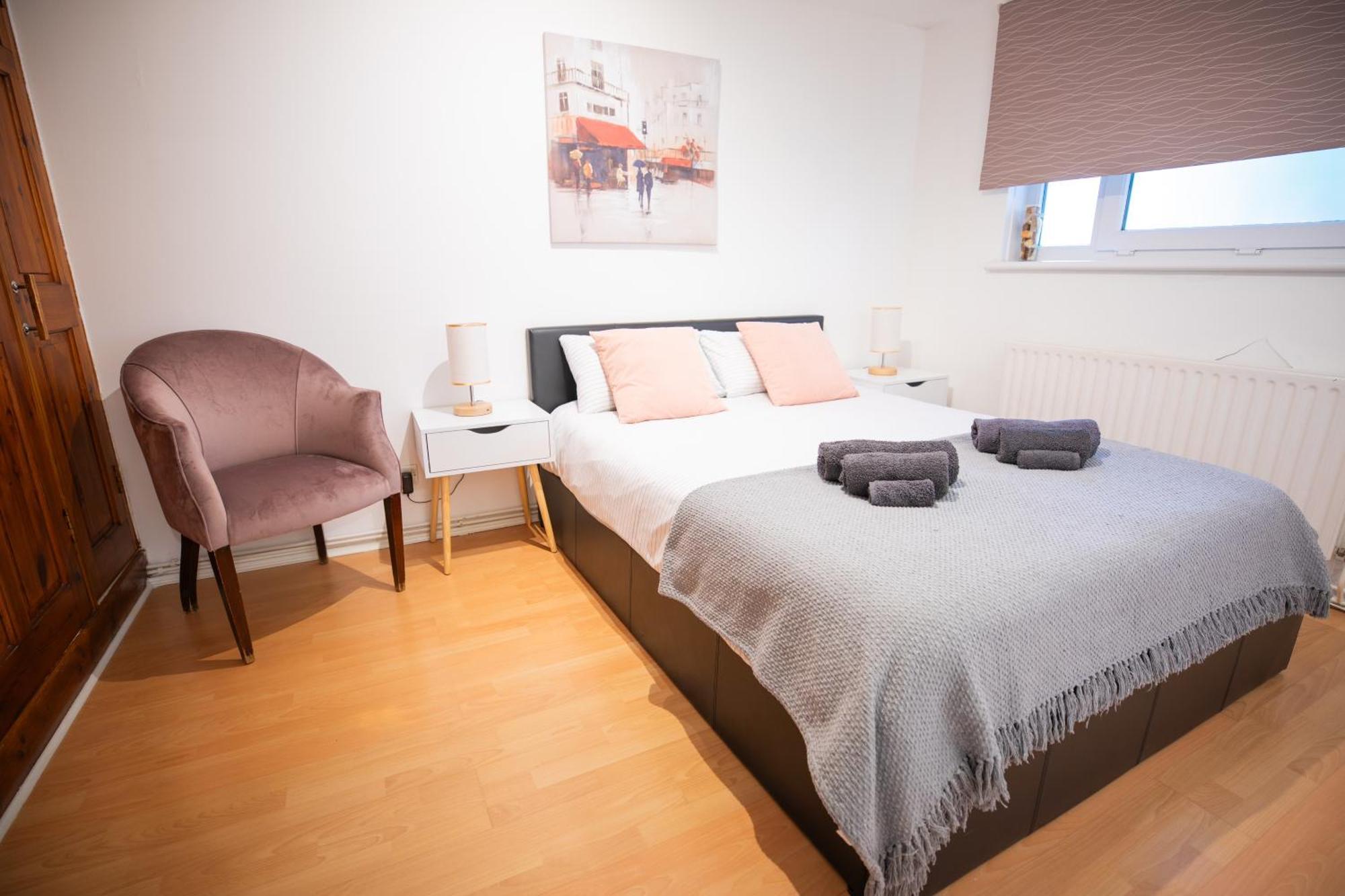 Bright And Spacious One Bedroom Apparment, Free Parking Londra Exterior foto