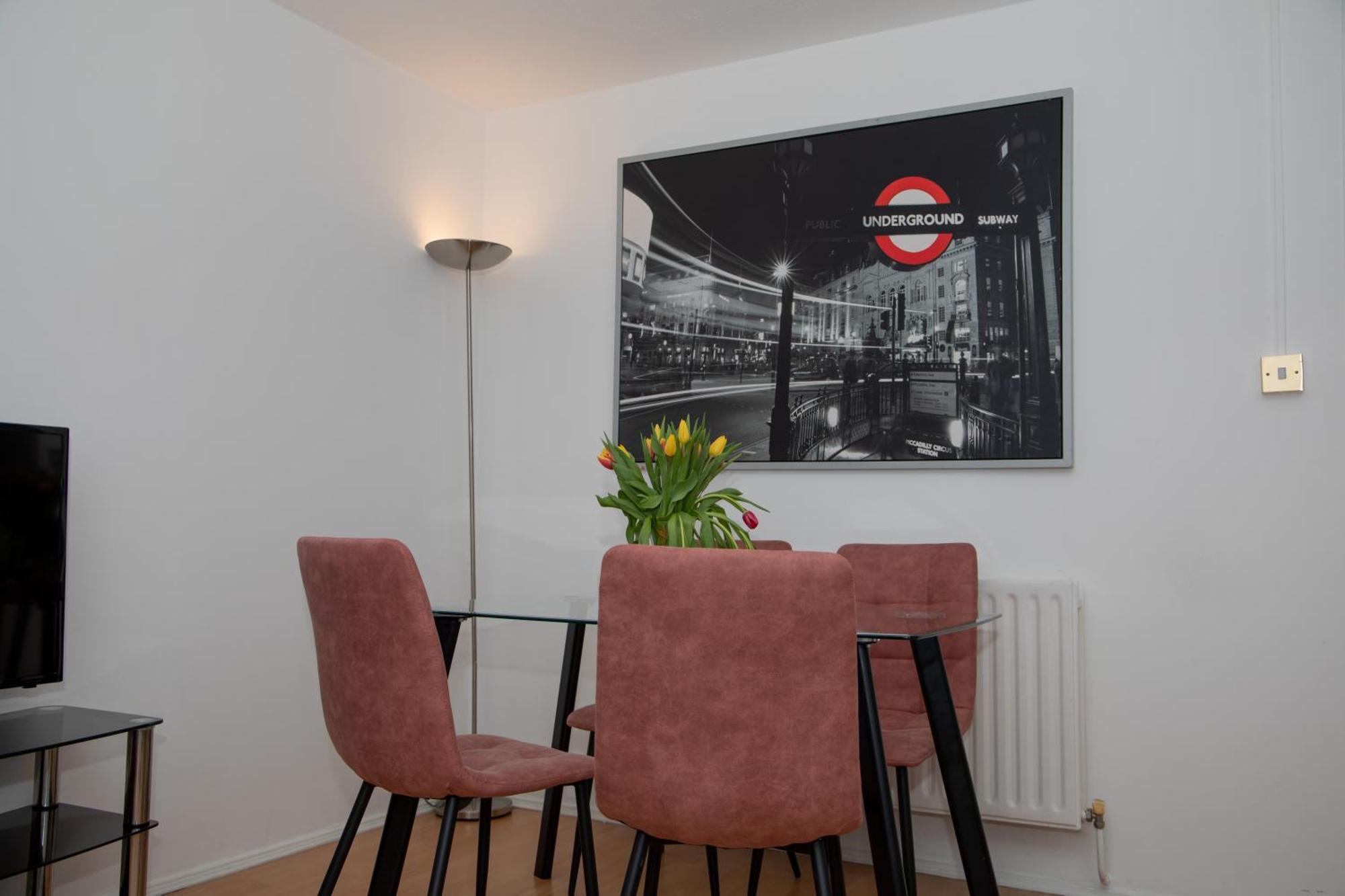 Bright And Spacious One Bedroom Apparment, Free Parking Londra Exterior foto