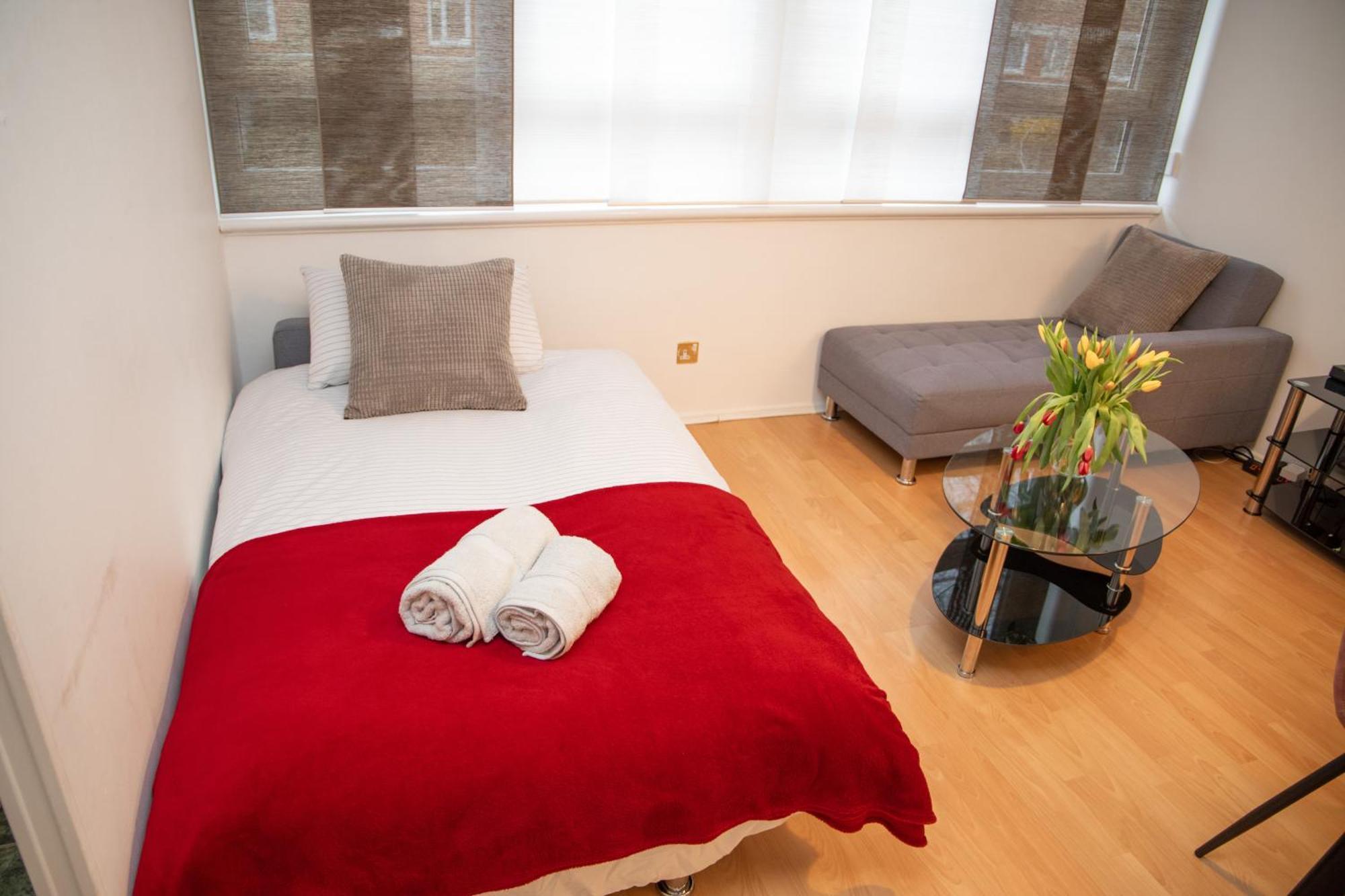 Bright And Spacious One Bedroom Apparment, Free Parking Londra Exterior foto