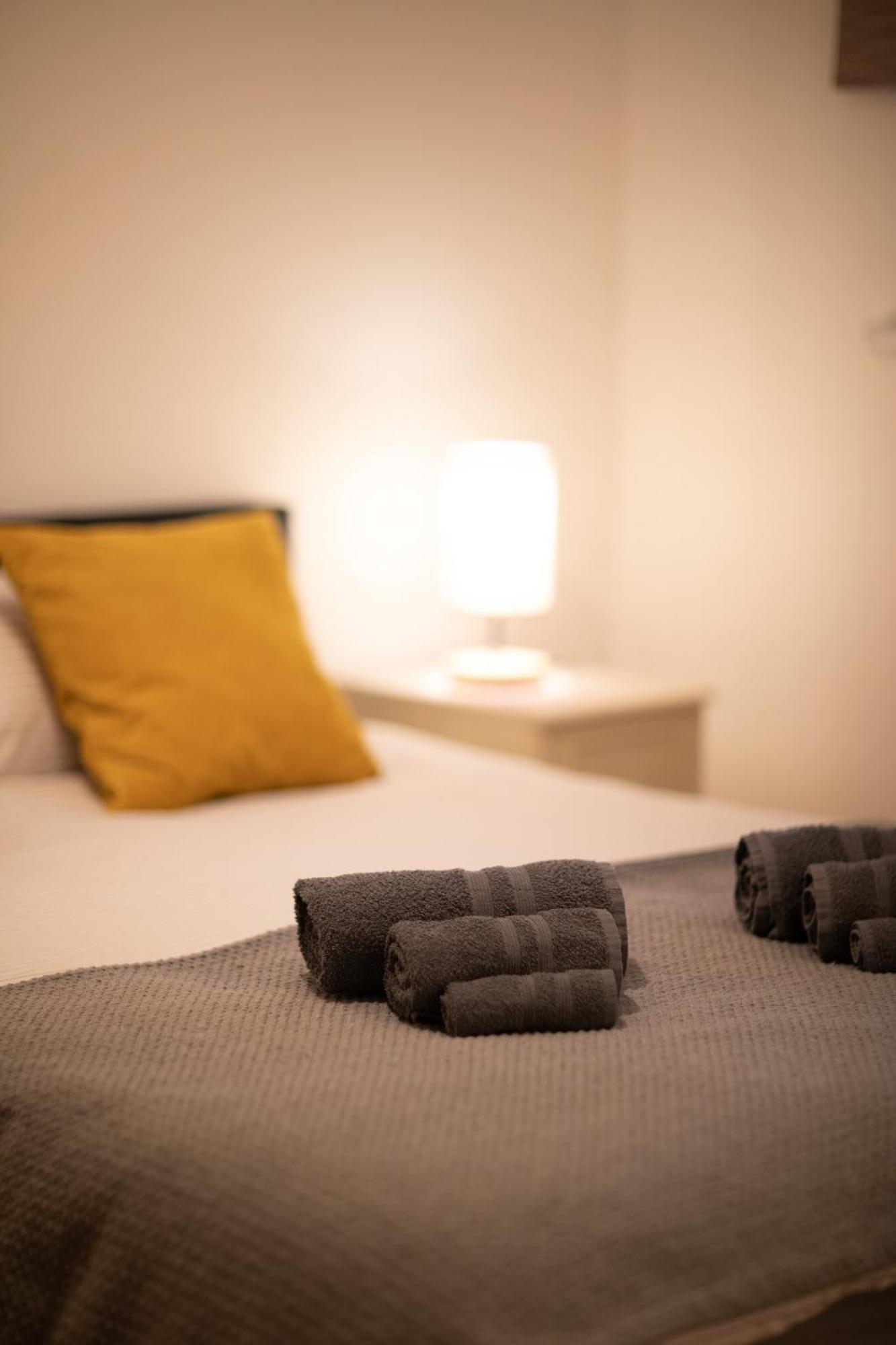 Bright And Spacious One Bedroom Apparment, Free Parking Londra Exterior foto