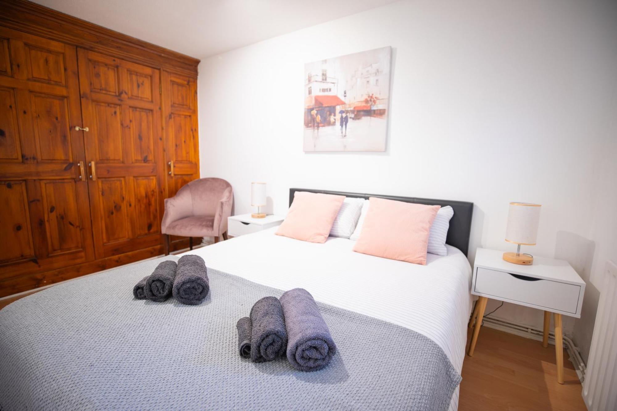 Bright And Spacious One Bedroom Apparment, Free Parking Londra Exterior foto